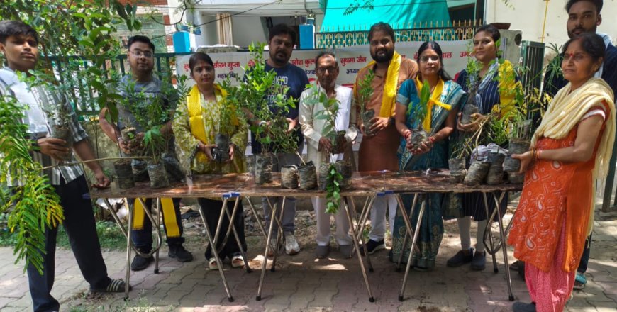 आगरा की आवास विकास कॊलोनी में जन कल्याण समिति ने वितरित किए 100 से अधिक पौधे