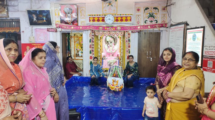 गंगा दशहरा पर श्रीप्रेमनिधि मंदिर में यमुना जी की गोद में विराजे ठाकुरजी, भजन-कीर्तन