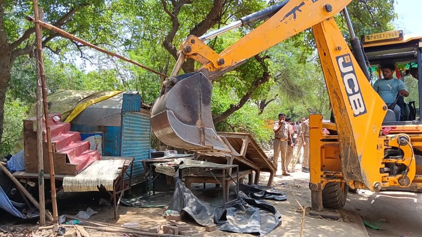 ब्रज के वंशीवट में प्रशासन का बुलडोजर एक्शन, 48 अवैध दुकानें और 21 कुटियाएं हटाकर अतिक्रमण पर कसा शिकंजा