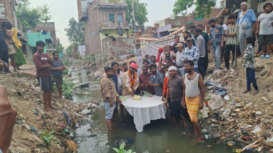 आगरा में भाजपा पार्षद ने नाले में खड़े होकर काटा जन्मदिन का केक, सामने आई नगर निगम को शर्मसार करने वाली तस्वीर, बोले- कई मौतें हो चुकी हैं, न तो नाला बन रहा और न ही इस कच्चे नाले की सफाई हो रही