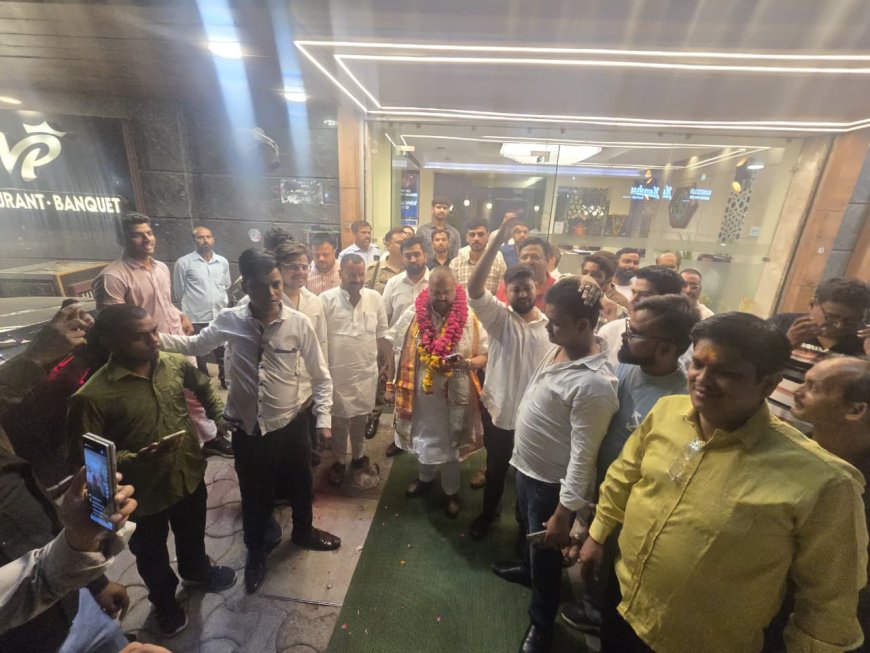 विजय शिवहरे के लगातार तीसरी बार भाजपा प्रदेश मंत्री बनने पर आगरा में पटाखे चलाकर जश्न मनाया गया, मिठाइयों और फूल-मालाओं से हुआ जोशीला स्वागत