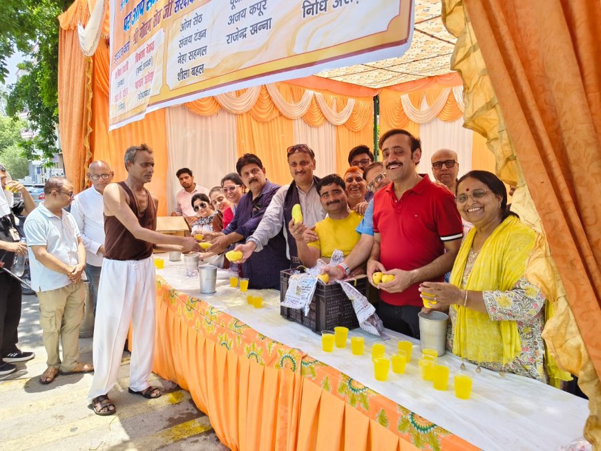 निर्जला एकादशी पर सेवा का संकल्प, खत्री सभा ने राहगीरों को पिलाया शीतल शरबत और खिलाए आम