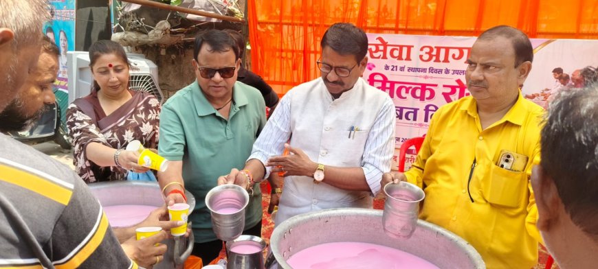 सेवा आगरा के 21 वर्ष पूरे, स्थापना दिवस पर हजारों राहगीरों को पिलाया गया ठंडा मिल्क रोज