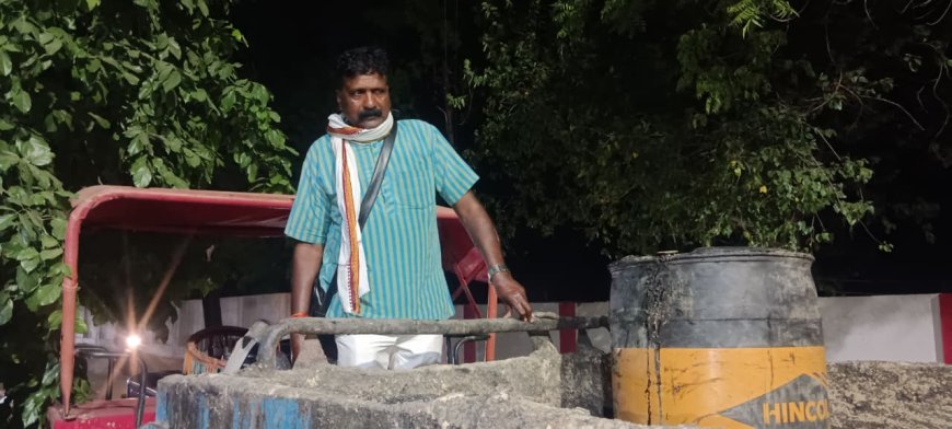 एक दिन में उखड़ी सड़क, दूसरे दिन फिर जवाब दे गई मरम्मत, ट्रैक्टर-ट्रॉली रोककर किया विरोध