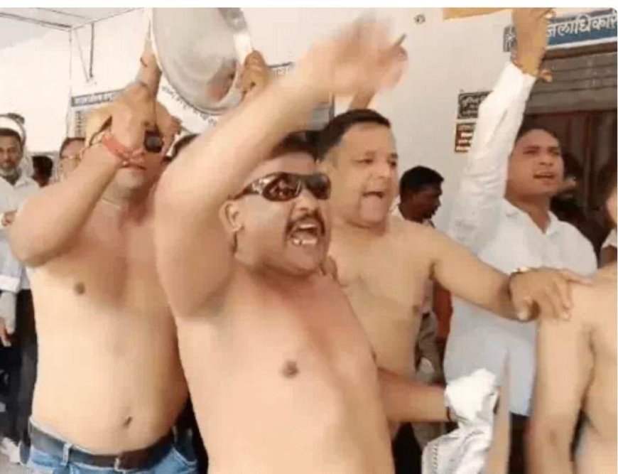 आगरा में ई-रजिस्ट्री के विरोध में अधिवक्ता सड़क पर उतरे, एत्मादपुर में अर्धनग्न होकर जताया विरोध