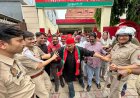 आगरा में मुख्यमंत्री को ज्ञापन देने निकले सपाइयों को पुलिस ने रोका! धक्का-मुक्की के बीच लाठियां फटकारी गईं, अफसरों को सौंपा ज्ञापन