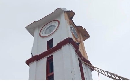 आगरा कलेक्ट्रेट में टला बड़ा हादसा, क्लॉक बिल्डिंग का छज्जा भरभराकर गिरा, बाल-बाल बचे लोग