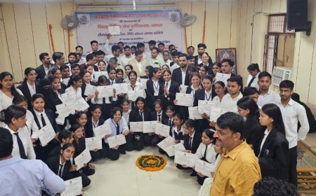 न्याय की राह पर बढ़े युवा कदम, आगरा में विधि इंटर्नशिप पूर्ण करने वाले छात्रों को प्रमाण पत्र दिए गए