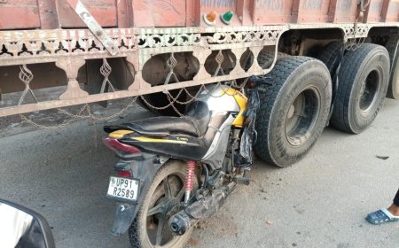 आगरा-फिरोजाबाद हाईवे पर खड़े ट्रक में घुसी तेज रफ्तार बाइक, दो सगे भाइयों की हालत गंभीर