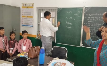 स्कूलों में डीएम ने बच्चों को खुद पढ़ाया, प्रधानाध्यापिका पर गिरी निलंबन की गाज