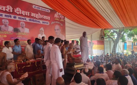 आगरा के छीपीटोला जैन मंदिर में रचा गया धर्म का स्वर्णिम इतिहास, उपाध्याय पदारोहण और जैनेश्वरी दीक्षा के संगम से गूंजा पार्श्वधाम, उमड़ा हजारों श्रद्धालुओं का सैलाब