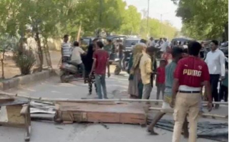 बुलडोजर कार्रवाई के बाद फूटा गुस्सा, विभव नगर चौराहे पर झुग्गीवासियों ने की सड़क जाम
