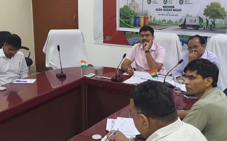 सीएम ग्रिड की सुस्त रफ्तार पर आगरा के डीएम ने ठेकेदारों को फटकारा, बोले- समय पर काम पूरा न किया तो कार्रवाई