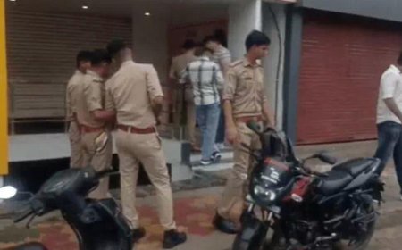 आगरा में ज्वेलरी शोरूम पर चोरों का धावा, शटर का लॉक तोड़कर गोल्ड-डायमंड पर किया हाथ साफ