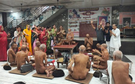 आचार्य निर्भय सागर महाराज ससंघ का मंगल प्रवेश, जयकारों से गूंजा ट्रांस यमुना कॉलोनी जैन मंदिर