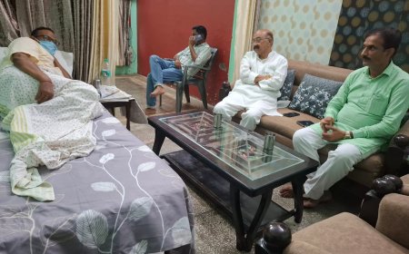 वरिष्ठ पत्रकार आर.के. सिंह का हालचाल जानने पहुंचे एमएलसी कुंवर महाराज सिंह और भाजपा नेता