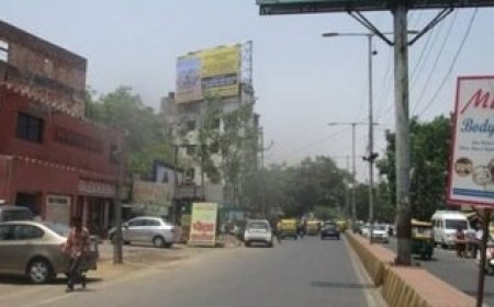 आगरा में यमुना किनारा मार्ग पर पैदल चलना जानलेवा, हाथी घाट से वाटर वर्क्स तक फुटपाथ बनाने की उठी मांग
