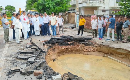 बारिश के बाद आगरा में सड़कें बनीं खतरा, कमला नगर के कर्मयोगी रोड के धंसने से बना बड़ा गड्ढा, विभव नगर में भी सड़क धंसी
