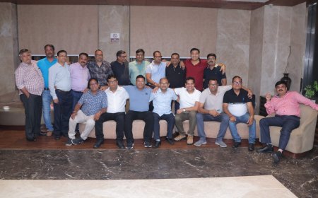 32 साल बाद जब फिर मिले सेंट जॉन्स इंटर कॊलेज के साथी, यादों, मुस्कान और दोस्ती ने थाम लिया वक्त
