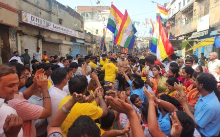 'गूगल बाबा' के मंगल प्रवेश से गूंज उठी ताजनगरी, सेवला रोड से छीपीटोला तक निकली हजारों श्रद्धालुओं की शोभायात्रा ने रचा आस्था का इतिहास