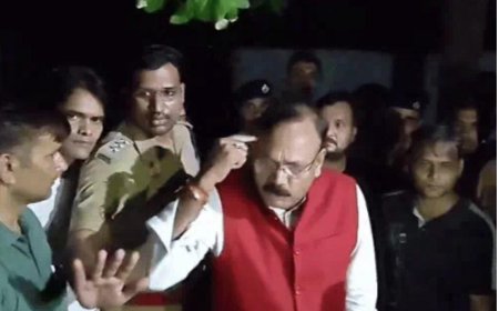 आगरा कैंट कांड-पुराने अंदाज में दिखे सांसद राजकुमार चाहर, आरपीएफ अधिकारियों को लगाई कड़ी फटकार