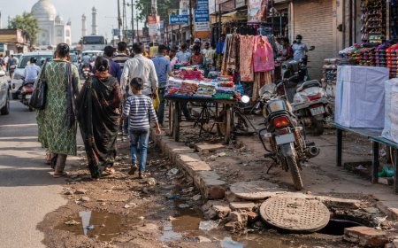 प्रिय आगरा, हमारे फुटपाथ लौटा दो! सड़कें सिर्फ़ गाड़ियों की नहीं, इंसानों की भी हैं
