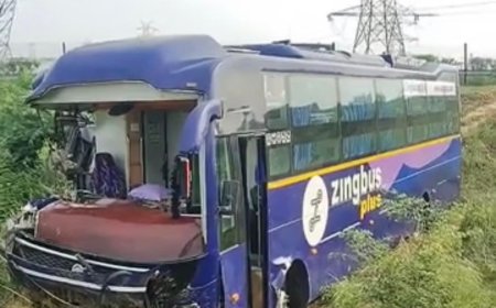 आगरा-लखनऊ एक्सप्रेसवे पर खाई में गिरी डबल डेकर बस, छह यात्री घायल