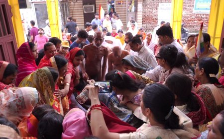 जयघोष और पुष्पवर्षा के बीच आचार्य संघ का मंगल विहार, धर्मसभा में तीर्थ संरक्षण का दिया संदेश