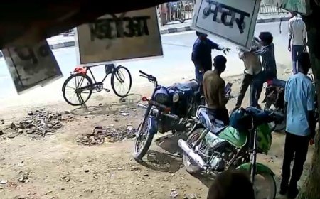 आगरा में दबंगई का तांडव, बीच सड़क युवक को पटक-पटककर पीटा, सीसीटीवी में कैद हुई वारदात