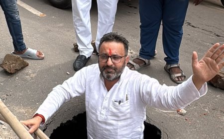 ‘यह सड़क है या पाताल लोक का रास्ता’, कमला नगर के गड्ढे में सीढ़ी लगाकर उतरे सपा नेता