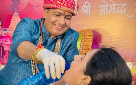 ओडिशा के कांटाबाजी में सजे श्याम दरबार में हजारों ने मनौना धाम के महंत ओमेंद्र चौहान के हाथों ग्रहण किया जल