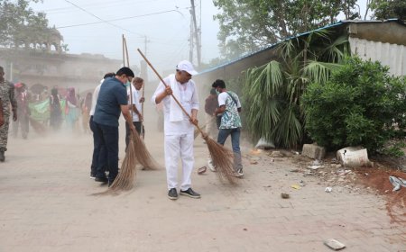 कमिश्नर ने लगाई झाड़ू, डीआईजी ने उठाया कूड़ा; 11 किलोमीटर परिक्रमा मार्ग पर उतरा पूरा प्रशासन, वृंदावन में चला ऐतिहासिक स्वच्छता महाअभियान