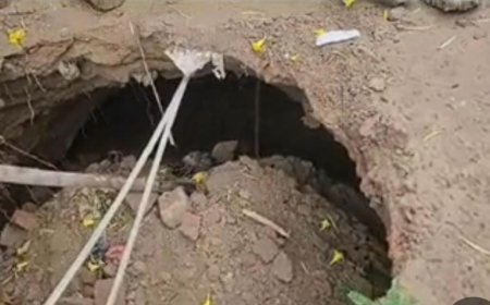 सीवर लीकेज और बारिश ने खोली निर्माण की पोल, कालिंदी विहार में धंसी सड़क