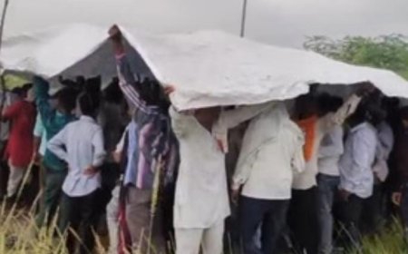 आगरा में बारिश में तिरपाल तले अंतिम संस्कार: फतेहपुर सीकरी के हंसपुरा गांव के श्मशान घाट पर टिनशेड नहीं, ग्रामीणों का जनप्रतिनिधियों के खिलाफ फूटा आक्रोश