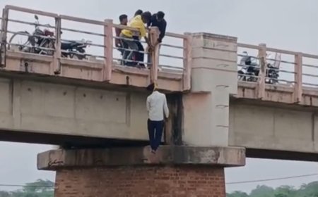 आगरा के अरनोटा पुल पर गले में फंदा डालकर लटक गया युवक, पुलिस और ग्रामीणों ने बचा ली जिंदगी, गृहक्लेश से तंग आकर उठाना खौफनाक कदम