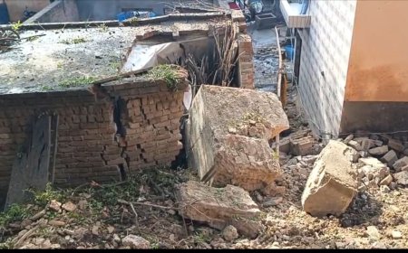बरसाती कहर में ढहा प्राचीन किले का हिस्सा, चट्टाननुमा मलबे से मकान क्षतिग्रस्त, बाल-बाल बचा परिवार