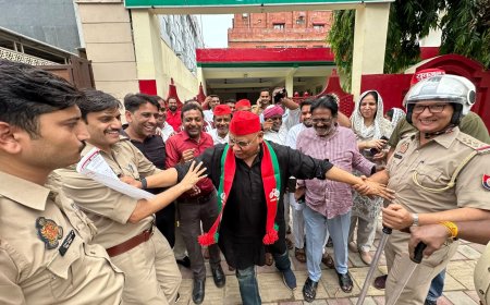 आगरा में मुख्यमंत्री को ज्ञापन देने निकले सपाइयों को पुलिस ने रोका! धक्का-मुक्की के बीच लाठियां फटकारी गईं, अफसरों को सौंपा ज्ञापन