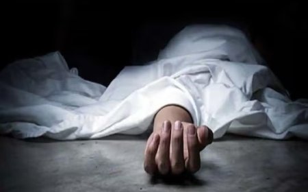 आगरा के संजय प्लेस कपड़ा मार्केट में दर्दनाक हादसा: तीसरी मंजिल से गिरकर युवक की मौत, पहचान नहीं होने से उलझी गुत्थी