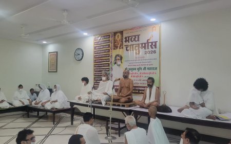 श्वेतांबर-दिगंबर एकता का संदेश, महावीर भवन में पहली बार पहुंचे दिगंबर मुनि सूरत्न सागर महाराज