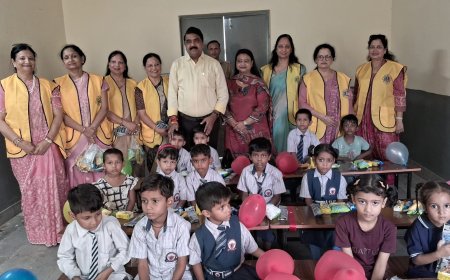 लायंस क्लब कोहिनूर ने स्कूल को फर्नीचर और विद्यार्थियों को स्टेशनरी व फूड पैकेट भेंट किए