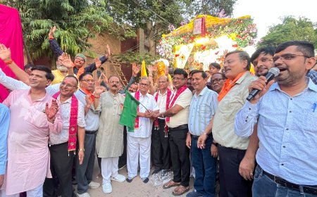 आगरा से हजारों श्रद्धालु गोवर्धन धाम पदयात्रा पर रवाना, चार दिवसीय महोत्सव में होंगे सप्तकोशीय परिक्रमा, गिर्राज अभिषेक और साधु सेवा के आयोजन