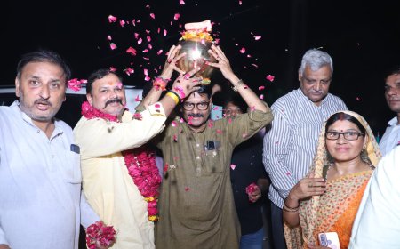 संत रविदास की 650वीं जयंती पर आगरा पहुंचा ‘रज कलश’, कुबेरपुर में बैंड-बाजों, पुष्पवर्षा और आतिशबाजी से हुआ भव्य स्वागत, 22 स्थानों पर दर्शन के लिए स्थापित होगी पावन रज