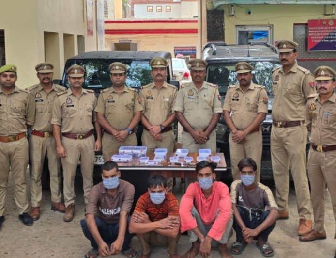 आगरा में 'थार-स्कॉर्पियो गैंग' का पर्दाफाश, बिजलीघर चौराहे से लिफ्ट देकर गाड़ी में बैठाते और सुनसान जगह पर ले जाकर लूट लेते, चार शातिर गिरफ्तार, लूटे गये जेवरात, कैश और लूट में प्रयुक्त दोनों गाड़ियां बरामद
