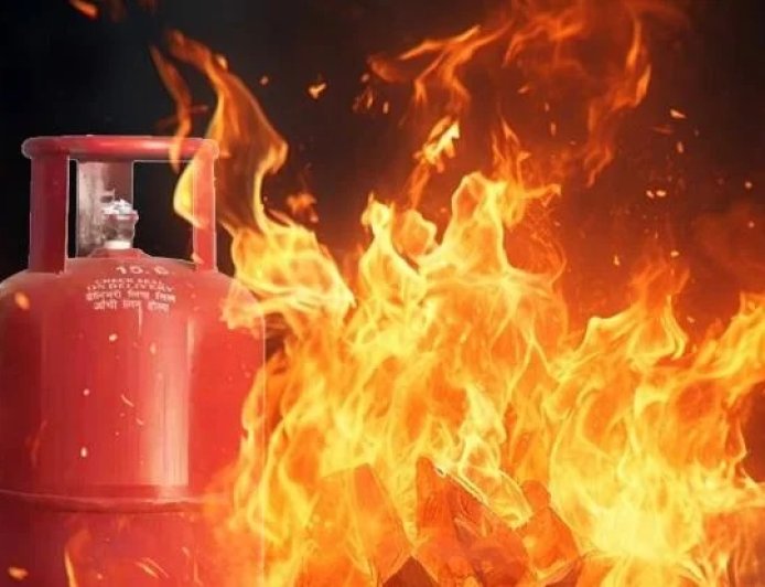 आगरा के जरार में घेवर बनाते समय गैस सिलेंडर में लगी आग, पिता-पुत्र समेत पांच लोग झुलसे