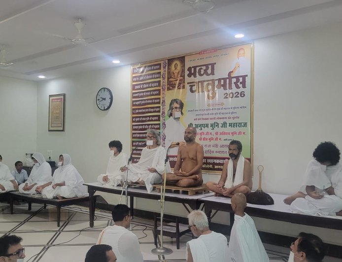 श्वेतांबर-दिगंबर एकता का संदेश, महावीर भवन में पहली बार पहुंचे दिगंबर मुनि सूरत्न सागर महाराज