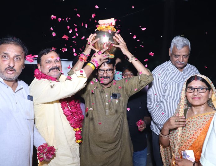 संत रविदास की 650वीं जयंती पर आगरा पहुंचा ‘रज कलश’, कुबेरपुर में बैंड-बाजों, पुष्पवर्षा और आतिशबाजी से हुआ भव्य स्वागत, 22 स्थानों पर दर्शन के लिए स्थापित होगी पावन रज