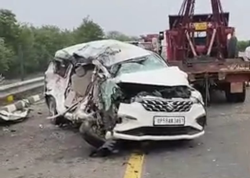 आगरा-लखनऊ एक्सप्रेसवे पर रफ्तार का कहर: हरियाणा से बिहार जा रही स्लीपर बस ने अर्टिगा कार को मारी भीषण टक्कर, दो मासूम बच्चियों समेत पांच की मौके पर मौत, आठ घायल, कार के एक हिस्से के परखच्चे उड़े, बस खाई में जा गिरी