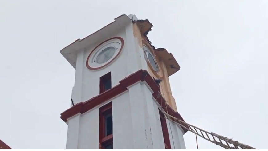 आगरा कलेक्ट्रेट में टला बड़ा हादसा, क्लॉक बिल्डिंग का छज्जा भरभराकर गिरा, बाल-बाल बचे लोग