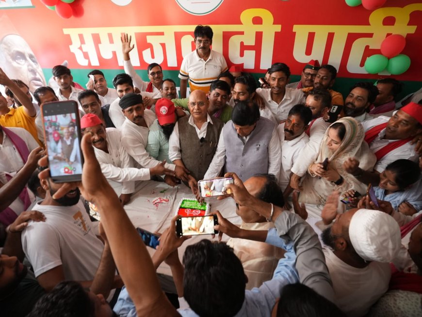 अखिलेश यादव के जन्मदिन पर रक्तदान, विधवा आश्रम में सम्मान और वृक्षारोपण के जरिए सपा ने दिया सेवा का संदेश
