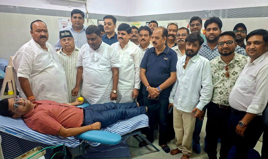 शिवहरे समाज के शिविर में 55 यूनिट रक्तदान, युवाओं से गड्ढे भरने और हेलमेट पहनने की अपील